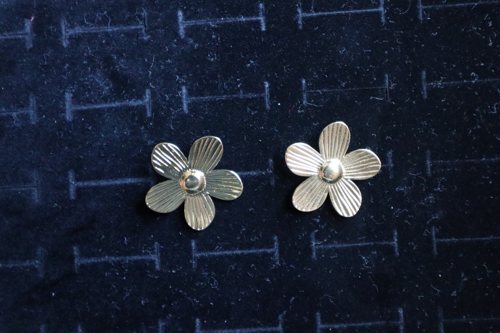Ribbed Daisy Stud Earrings