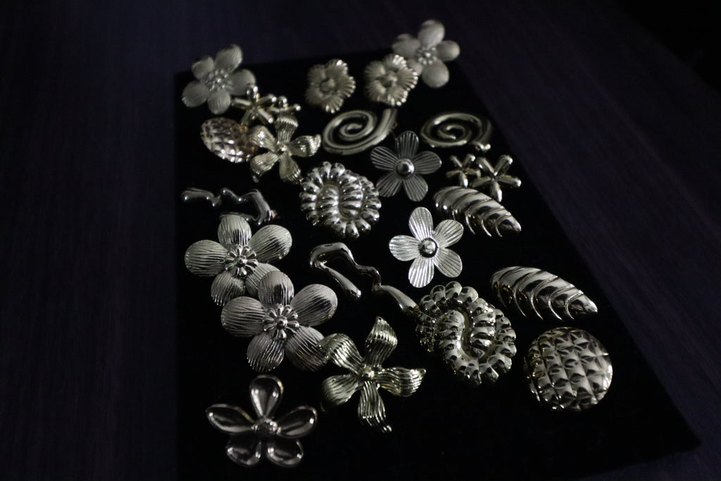Ribbed Daisy Stud Earrings