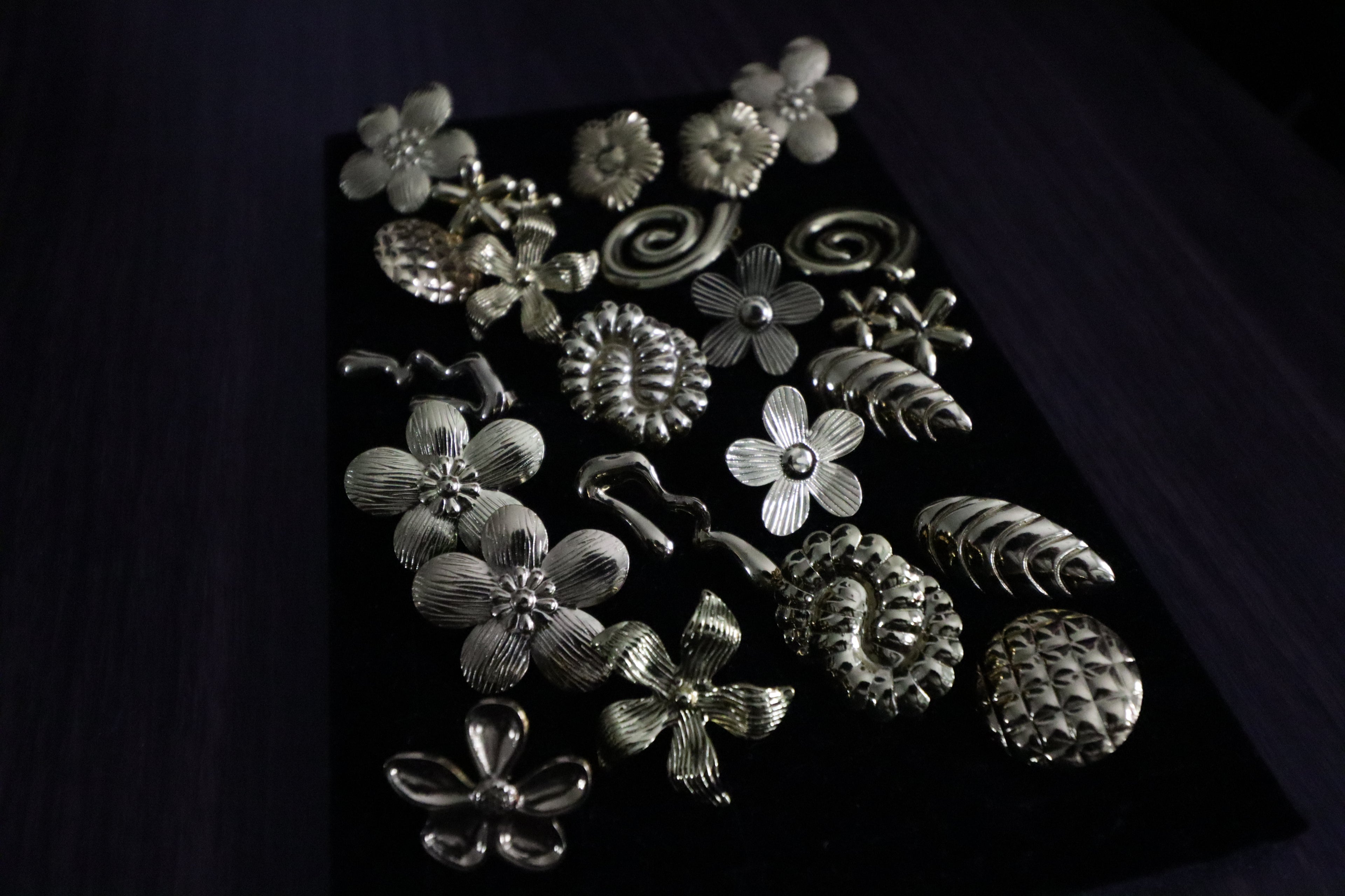 Ribbed Daisy Stud Earrings
